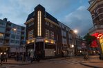 Het pand 's avonds.
<br/>
Marcel Westhoff, augustus 2016